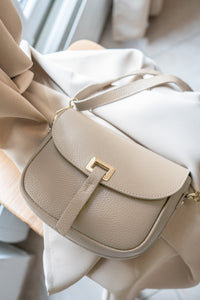 FANTINE crossbody bag in beige grained leather, worn