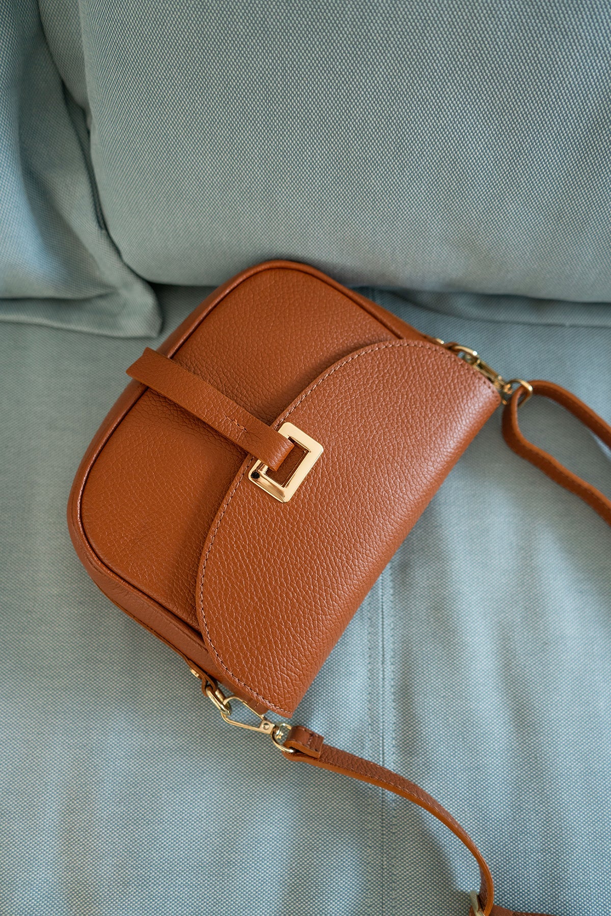 FANTINE crossbody bag in cognac grained leather, worn