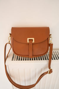 FANTINE crossbody bag in cognac grained leather, worn