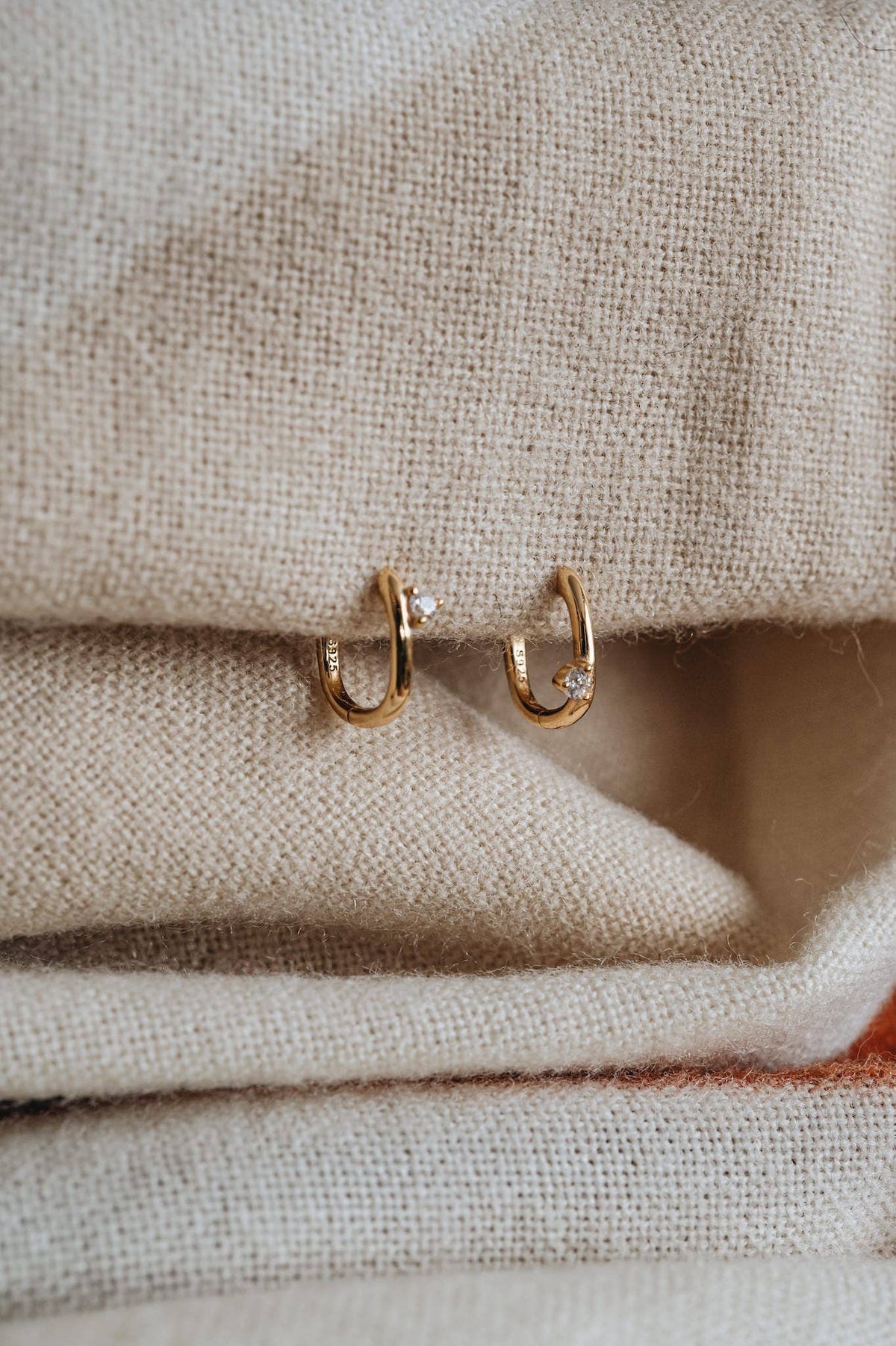 Laudeen | O'Milo | Hugi | Wire Diamond Hoops